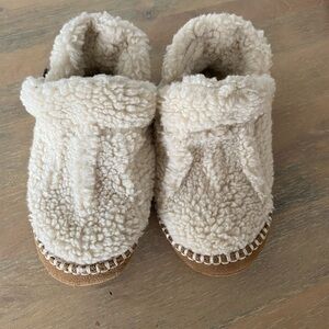 Barely used LL bean slippers in excellent condition!